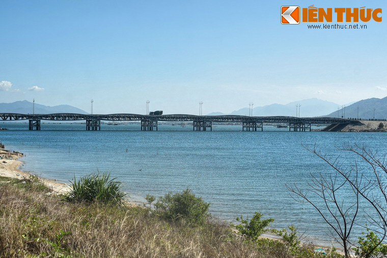 Trong cuộc chiến tranh Việt Nam, từ năm 1965-1972 quân đội Mỹ đã xây dựng Cam Ranh thành một căn cứ quân sự được bảo vệ “bất khả xâm phạm” để làm căn cứ tiếp liệu và khí tài quân sự cho chiến tranh, đồng thời khống chế hành lang phía tây Thái Bình Dương.