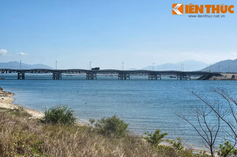 Trong cuộc chiến tranh Việt Nam, từ năm 1965-1972 quân đội Mỹ đã xây dựng Cam Ranh thành một căn cứ quân sự được bảo vệ “bất khả xâm phạm” để làm căn cứ tiếp liệu và khí tài quân sự cho chiến tranh, đồng thời khống chế hành lang phía tây Thái Bình Dương.