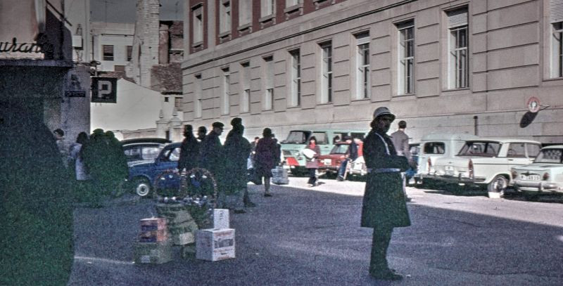 Viên cảnh sát đứng cạnh các hộp quà tặng Giáng sinh của mình trên đường phố Palencia, Tây Ban Nha, tháng 12/1970. Ảnh: Raúl Alejandro Rodríguez Flickr.