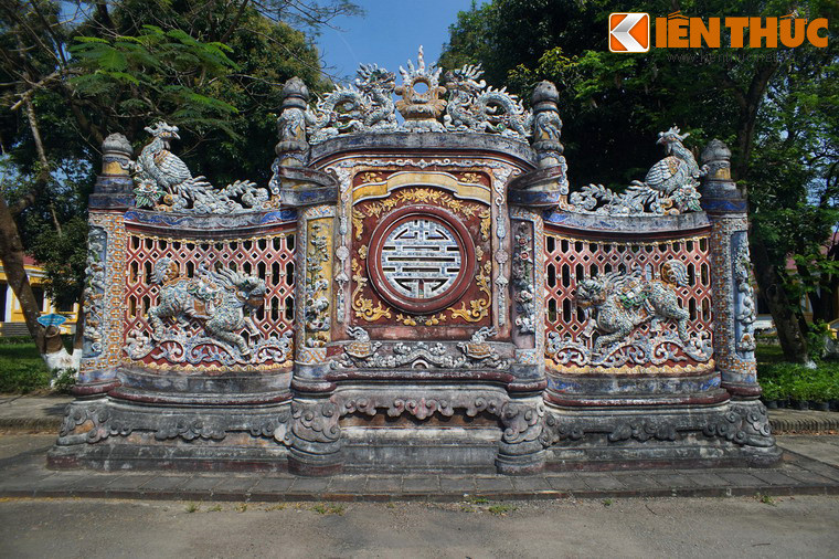 Sau cổng là bức bình phong xây kiểu kiểu cuốn thư, trang trí tứ linh, chữ thọ và các biểu tượng truyền thống vô cùng tỉ mỉ, công phu, màu sắc lộng lẫy. Công trình này từng bị phá hủy, được phục dựng vào năm 2010.