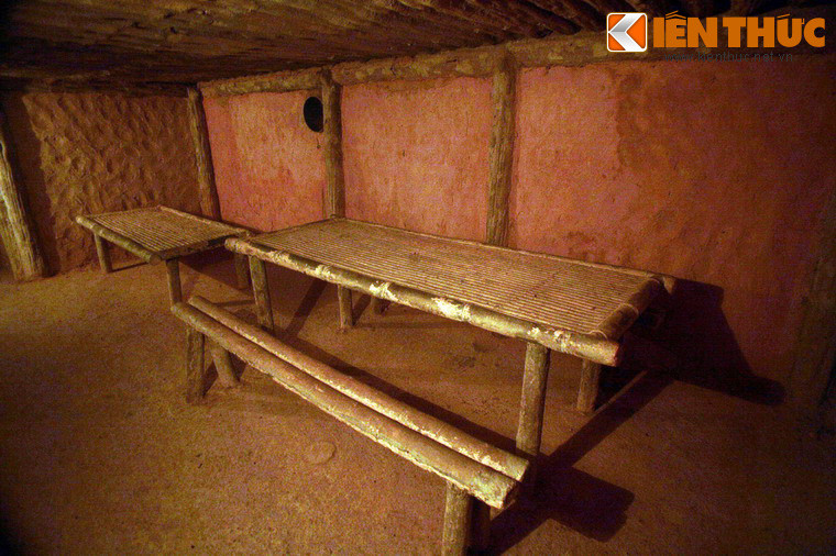 Giữa đường hầm có một phòng họp diện tích 18 mét vuông. Đây là nơi đã tổ chức nhiều cuộc họp quan trọng của Sở chỉ huy chiến dịch Điện Biên Phủ.