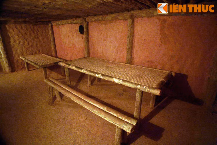 Giữa đường hầm có một phòng họp diện tích 18 mét vuông. Đây là nơi đã tổ chức nhiều cuộc họp quan trọng của Sở chỉ huy chiến dịch Điện Biên Phủ.