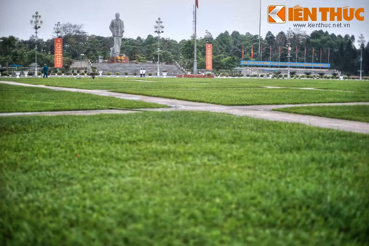 Những ô cỏ này tượng trưng cho 99 đỉnh của núi Hồng Lĩnh theo truyền thuyết, tạo nên một màu xanh tươi mát cho Quảng trường.