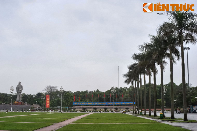 Bao quanh sân hành lễ là những hàng dừa có nguồn gốc Nam Bộ, dáng trang nghiêm như những hàng tiêu binh.