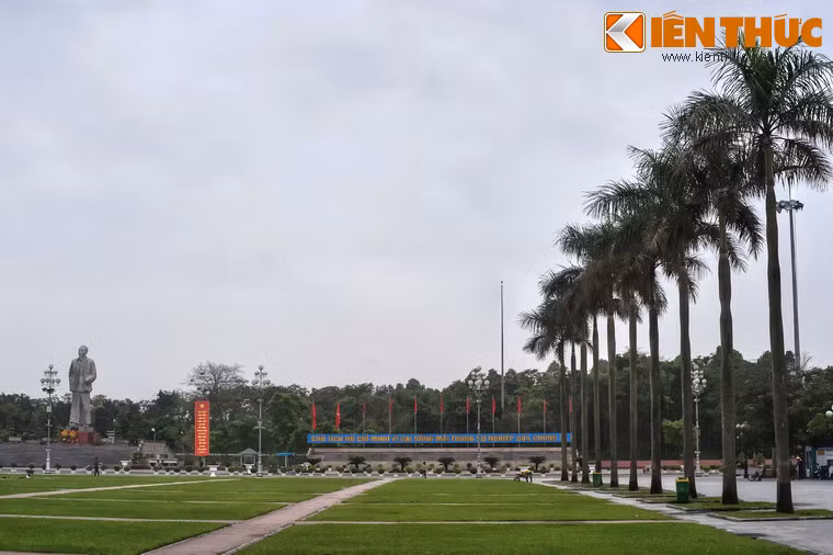 Bao quanh sân hành lễ là những hàng dừa có nguồn gốc Nam Bộ, dáng trang nghiêm như những hàng tiêu binh.