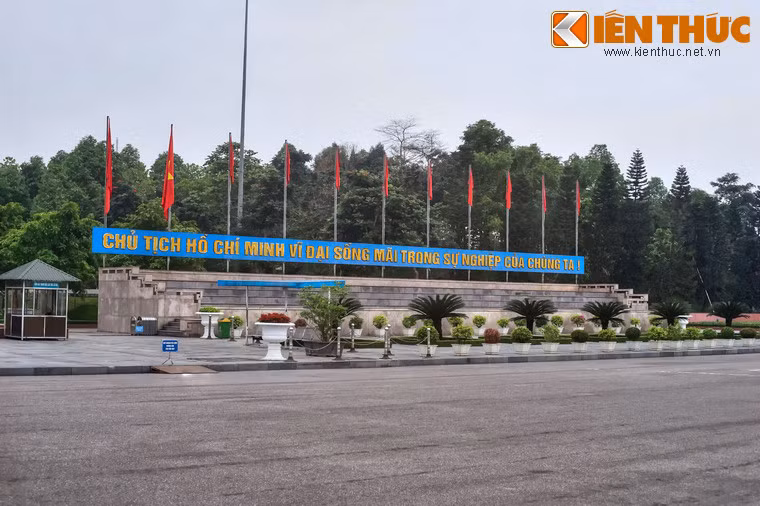 Hai bên lễ đài là khán đài, có sức chứa hàng trăm người mỗi bên.