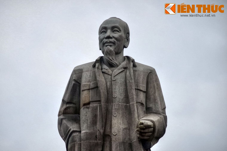 Hình ảnh Bác Hồ được tái hiện với bộ quần áo kaki, chòm râu bạc, đôi dép cao su, dáng đi khoan thai, ung dung, toát lên sự giản dị và gần gũi.