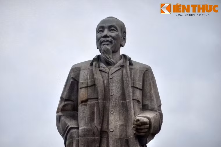 Hình ảnh Bác Hồ được tái hiện với bộ quần áo kaki, chòm râu bạc, đôi dép cao su, dáng đi khoan thai, ung dung, toát lên sự giản dị và gần gũi.