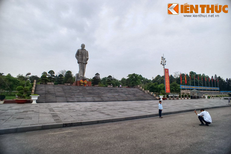 Về tổng thể, Quảng trường Hồ Chí Minh có không gian khoáng đạt với những đường nét kiến trúc gợi nhớ đến Quảng trường Ba Đình ở Hà Nội, nơi có Lăng Chủ tịch Hồ Chí Minh.