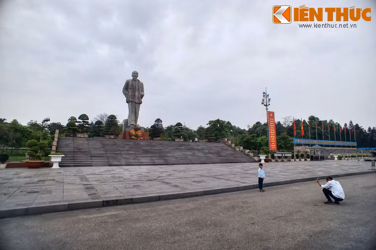 Về tổng thể, Quảng trường Hồ Chí Minh có không gian khoáng đạt với những đường nét kiến trúc gợi nhớ đến Quảng trường Ba Đình ở Hà Nội, nơi có Lăng Chủ tịch Hồ Chí Minh.