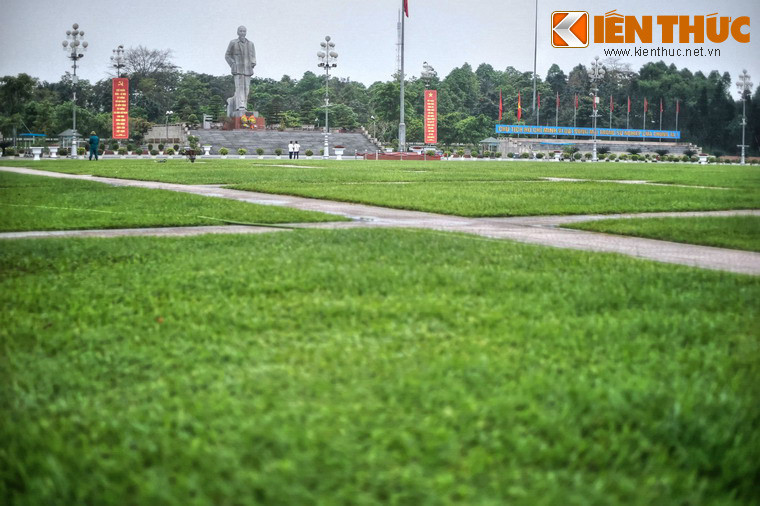 Những ô cỏ này tượng trưng cho 99 đỉnh của núi Hồng Lĩnh theo truyền thuyết, tạo nên một màu xanh tươi mát cho Quảng trường.