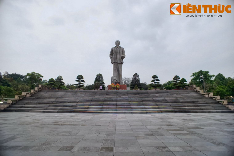 Lễ đài nằm ở trung tâm Quảng trường, là nơi đặt tượng đài Bác Hồ. Tượng đài Bác cao 18m, trong đó phần đế cao 6m, phần tượng cao 12m. Tượng hướng về phía Đông Bắc, nơi có sông Lam - núi Hồng, xa hơn nữa là Biển Đông.