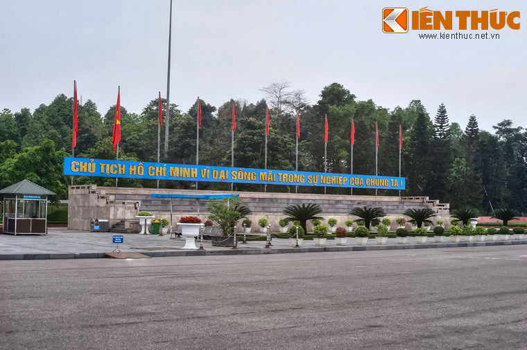 Hai bên lễ đài là khán đài, có sức chứa hàng trăm người mỗi bên.