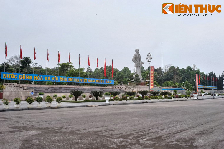 Phía trước lễ đài là đường hành lễ dùng để diễu binh, diễu hành và duyệt binh trong các ngày lễ lớn.