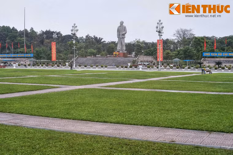 Tiếp theo là hạng mục sân hành lễ, gồm 99 ô thảm cỏ, với kích thước 9,8m x 9,8m mỗi ô.