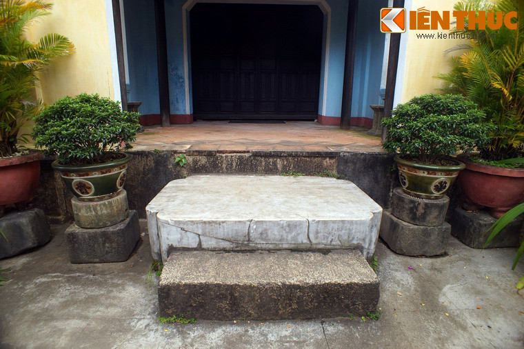 Phiến đá này là một khối bạch thạch cao khoảng 0,38m, dài khoảng 1,58m, rộng 1,3m, toàn thân được mài láng, bốn góc tạo hình mềm mại, được đặt phía trước nhà phương trượng, đối diện với chính điện chùa Thập Tháp.