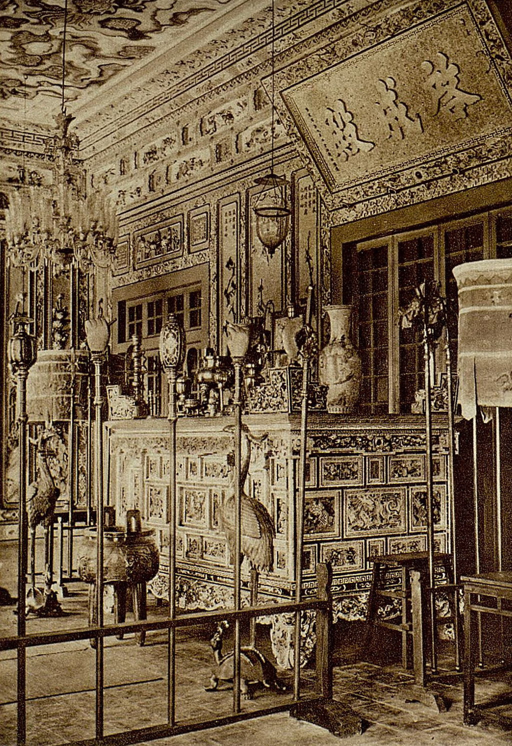 Bàn thờ trong tẩm điện của lăng Khải Định. Ảnh: Gallica.bnf.fr.