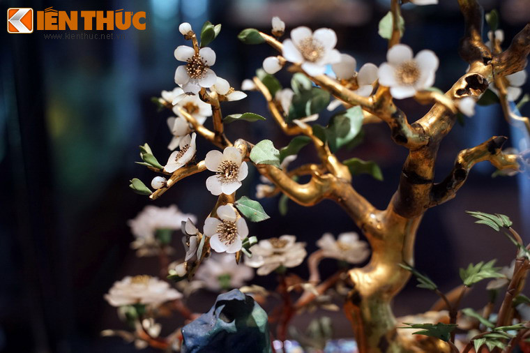 Hiện vật này có từ thời vua Đồng Khánh (1885 - 1889), có chiều cao khoảng 55 cm, thân làm bằng gỗ thếp vàng.