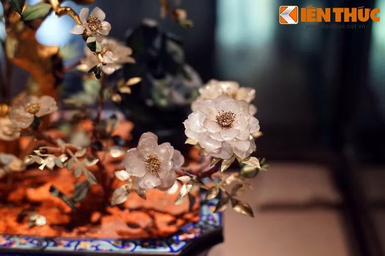 Có thể nói, các tác phẩm này là vật minh chứng cho cuộc sống vương giả trong hoàng tộc nhà Nguyễn - chế độ quân chủ phong kiến cuối cùng ở Việt Nam.