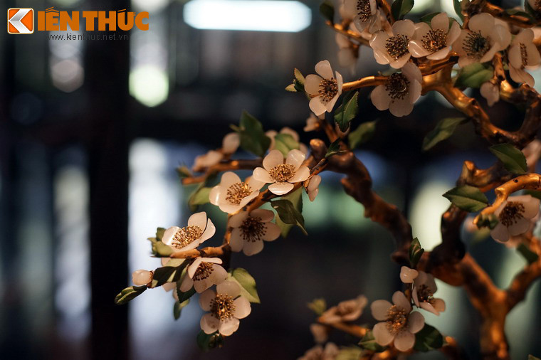 Nhị hoa là các hạt nhỏ màu vàng gắn vào đài nhụy nhau bằng các sợi kim loại được chế tác rất tinh tế.