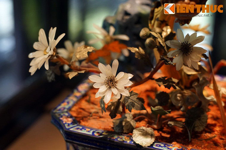 Trong các "phụ kiện" này, có cây hoa cúc trắng với những đóa hoa được tạo hình rất đẹp.