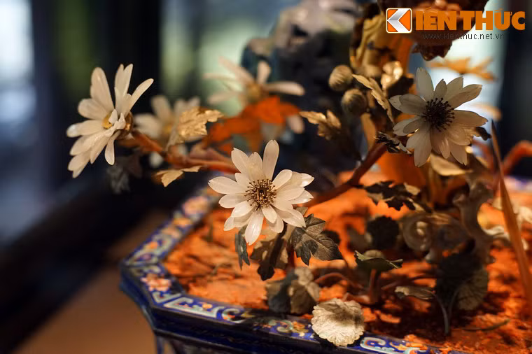 Trong các "phụ kiện" này, có cây hoa cúc trắng với những đóa hoa được tạo hình rất đẹp.