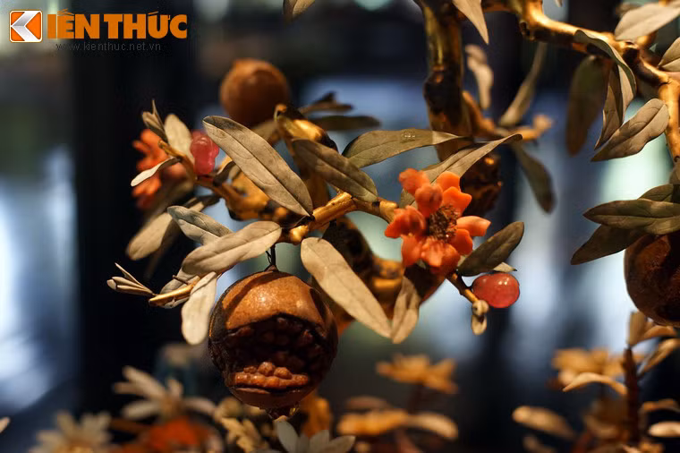 Quả lựu được tạo hình rất sinh động với các múi lựu nhỏ lộ ra khi quả chín và nứt. Ngoài ra còn có các nụ hoa được làm từ lọa đá giống như hồng ngọc.