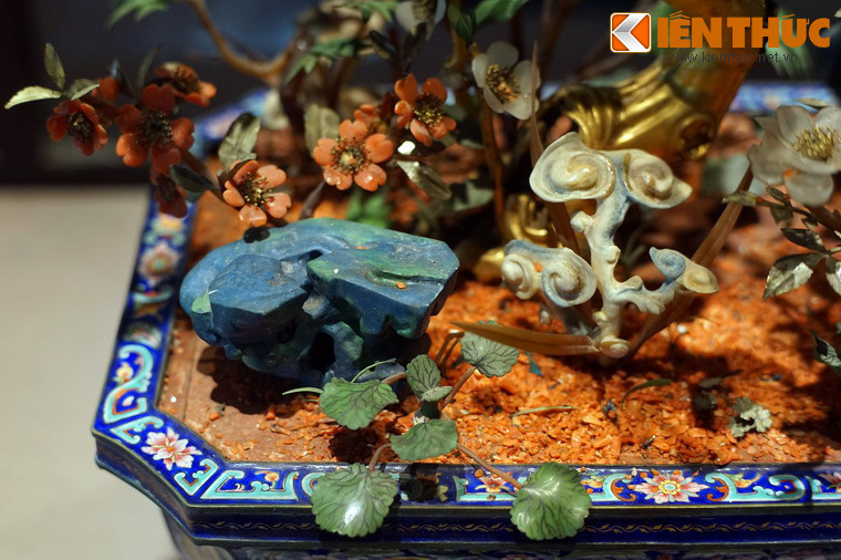 Tất cả được đặt trong chậu bằng pháp lam (đồ đồng phủ men màu) hình chữ nhật vát bốn góc, có bốn chân, trang trí hình hoa lá, con dơi, chữ thọ bằng men ngũ sắc.