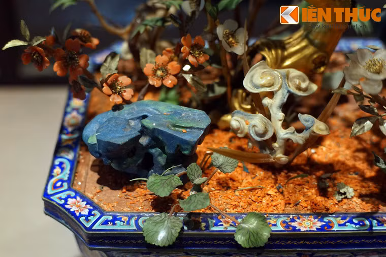 Tất cả được đặt trong chậu bằng pháp lam (đồ đồng phủ men màu) hình chữ nhật vát bốn góc, có bốn chân, trang trí hình hoa lá, con dơi, chữ thọ bằng men ngũ sắc.