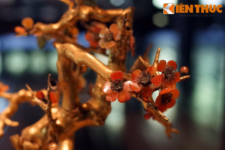 Cách đây ít năm, một "cành vàng lá ngọc" của vương triều Nguyễn đã được tư nhân rao bán ở Mỹ với giá 30.000 USD, tương đương với trên 600 triệu đồng Việt Nam.