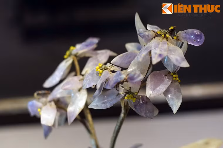 Theo các tư liệu lịch sử, từng cả những cây "cành vàng lá ngọc" có thân được làm bằng vàng thật chứ không phải gỗ thiếp vàng. Tiếc rằng ở Huế không còn cây nào như vậy được lưu giữ.