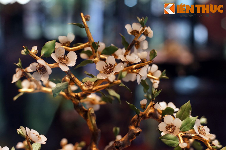 Hoa có cánh bằng đá trắng, lá bằng đá xanh nhạt, được kết nối xuyên qua các lỗ ở thân một cách khéo léo.