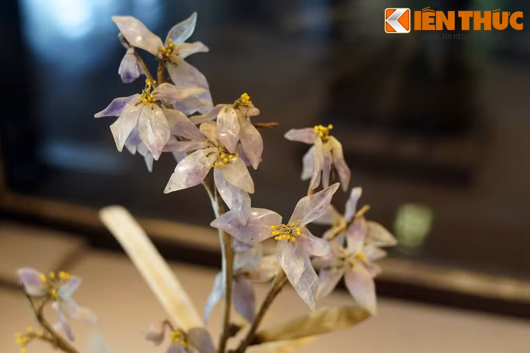 Tác phẩm cao khoảng 35 cm, 32 thân bằng gỗ thếp vàng, lá bằng đá màu xanh nhạt, hoa bằng đá thạch anh màu tím nhạt, được tạo hình với vẻ mong manh rất quyến rũ.