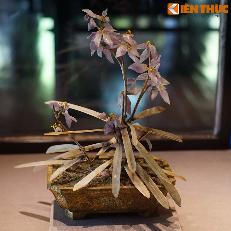 "Cành vàng lá ngọc" thứ ba là chậu hoa địa lan cũng thuộc thời Đồng Khánh.