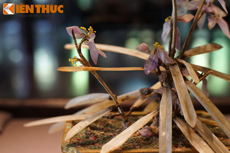 Ngoài các di tích ở Huế, một số nhà sưu tầm trong và ngoài nước cũng được cho là đang sở hữu các hiện vật "cành vàng lá ngọc".