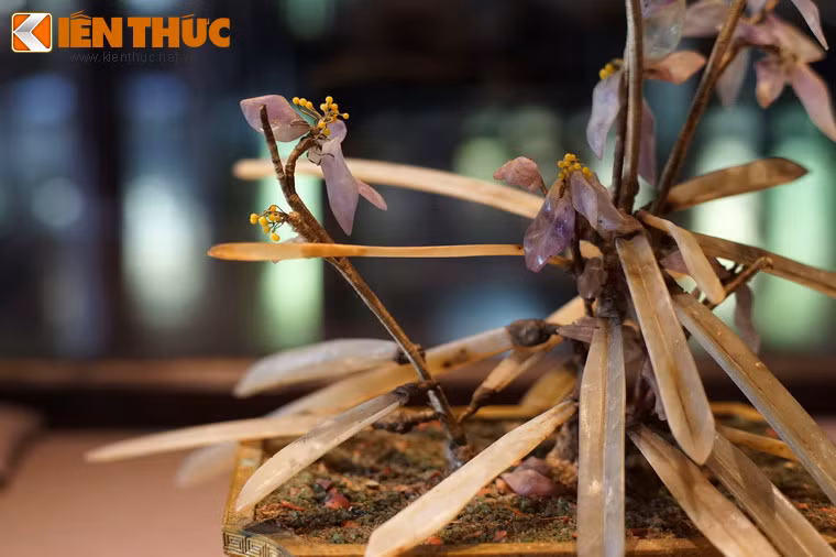 Ngoài các di tích ở Huế, một số nhà sưu tầm trong và ngoài nước cũng được cho là đang sở hữu các hiện vật "cành vàng lá ngọc".