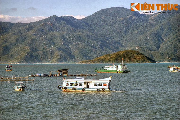 Hình ảnh những con tàu du lịch chạy dọc ngang như mắc cửi đã trở thành là hình ảnh quen thuộc ở vịnh Nha Phu.