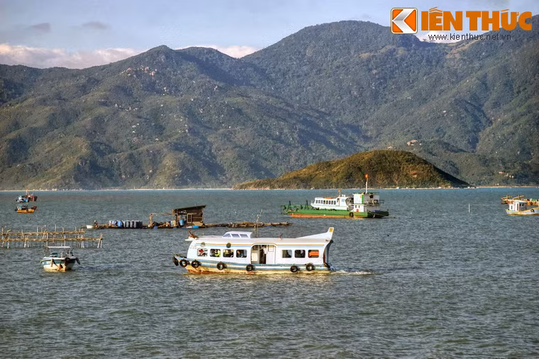 Hình ảnh những con tàu du lịch chạy dọc ngang như mắc cửi đã trở thành là hình ảnh quen thuộc ở vịnh Nha Phu.