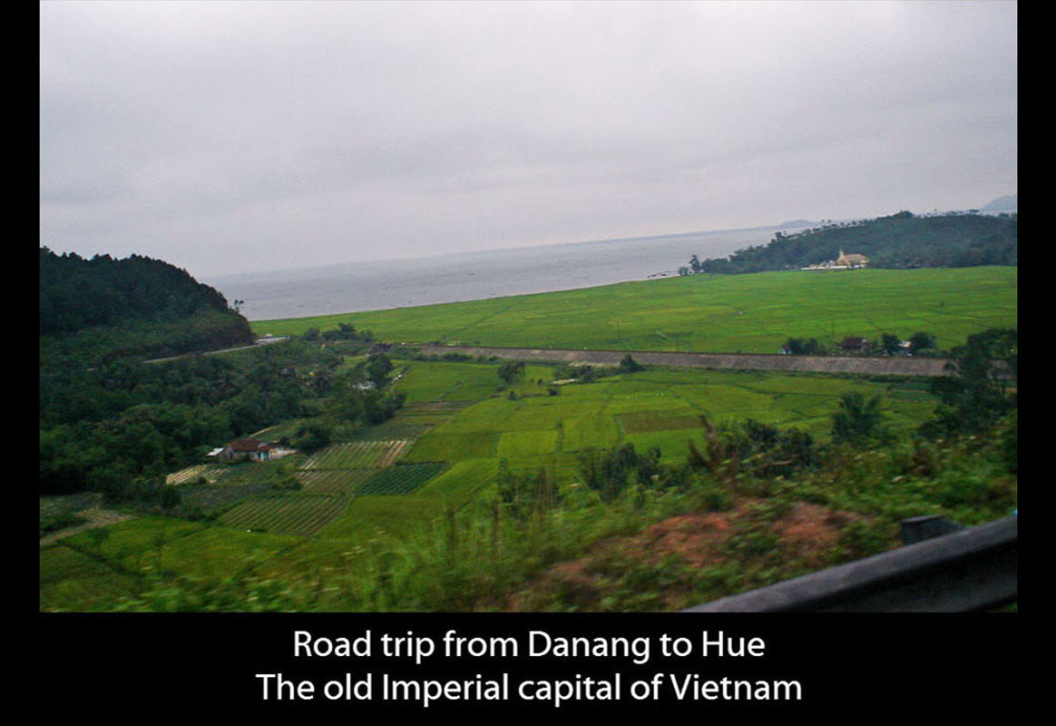 Khung cảnh trên đường từ Đà Nẵng đến Huế. Ảnh: Cometosea.us.