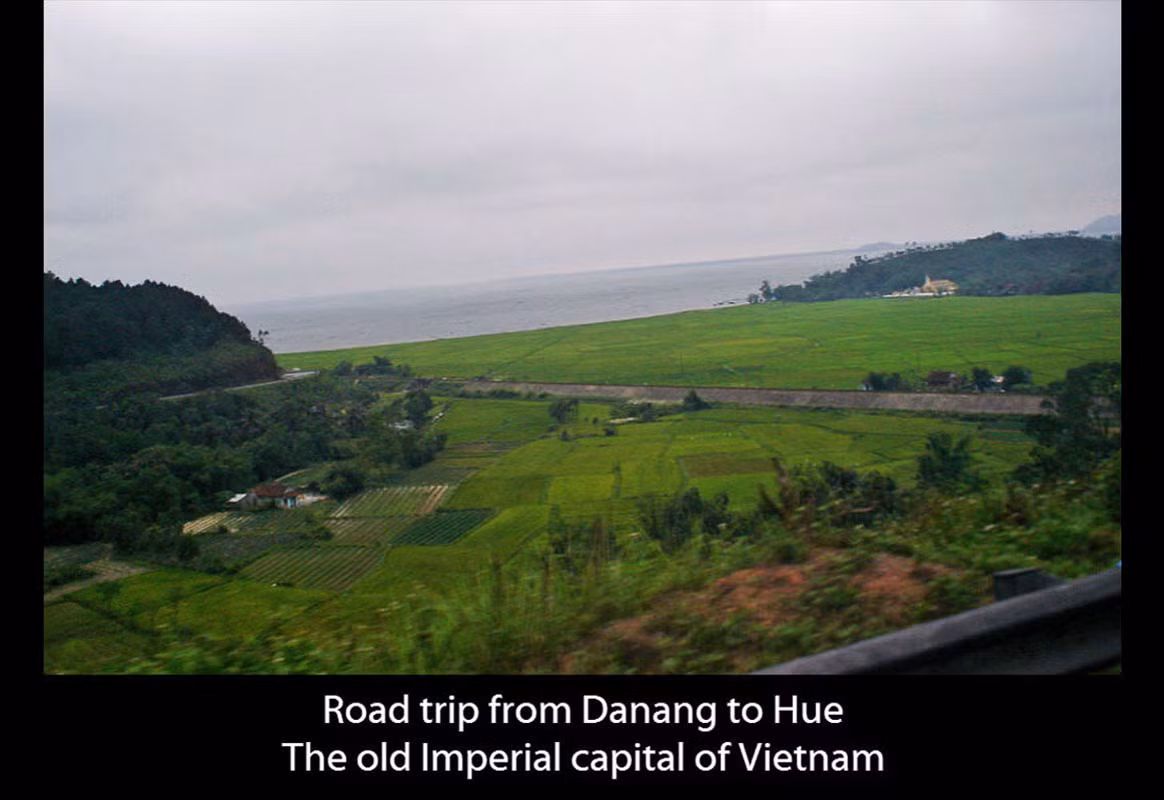 Khung cảnh trên đường từ Đà Nẵng đến Huế. Ảnh: Cometosea.us.