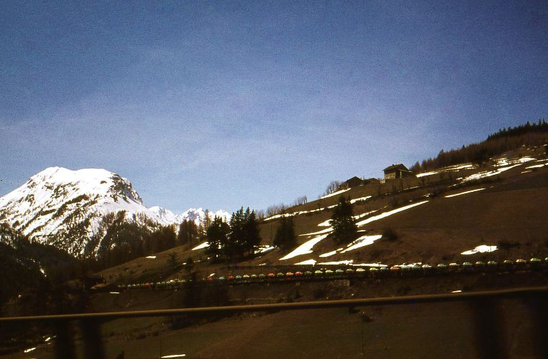Đoàn tàu chở những chiếc xe hơi mới sản xuất vượt đèo Brenner Pass từ Italia sang Áo, tháng 3/1975. Ảnh: Raúl Alejandro Rodríguez Flickr.