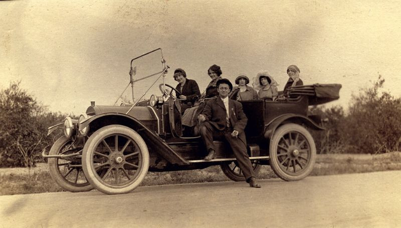 Một người đàn ông và năm phụ nữ trẻ trên một chiếc xe du lịch Cadillac Model 30 ở Pasadena, California năm 1912. Ảnh: Vintag.