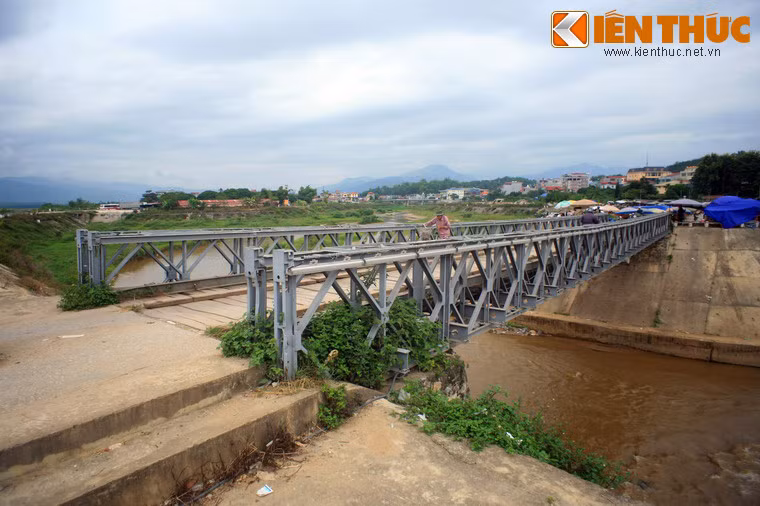 Sau chiến dịch kéo dài 54 ngày đêm, Điện Biên Phủ trở thành một vùng đất bị bom đạn cày xới, rất ít cư dân sinh sống, cơ sở hạ tầng phục vụ dân sinh gần như không có gì... Ảnh: Cầu Mường Thanh, cây cầu chiến lược ở cứ điểm Điện Biên Phủ, nay là công trình giao thông của thành phố.