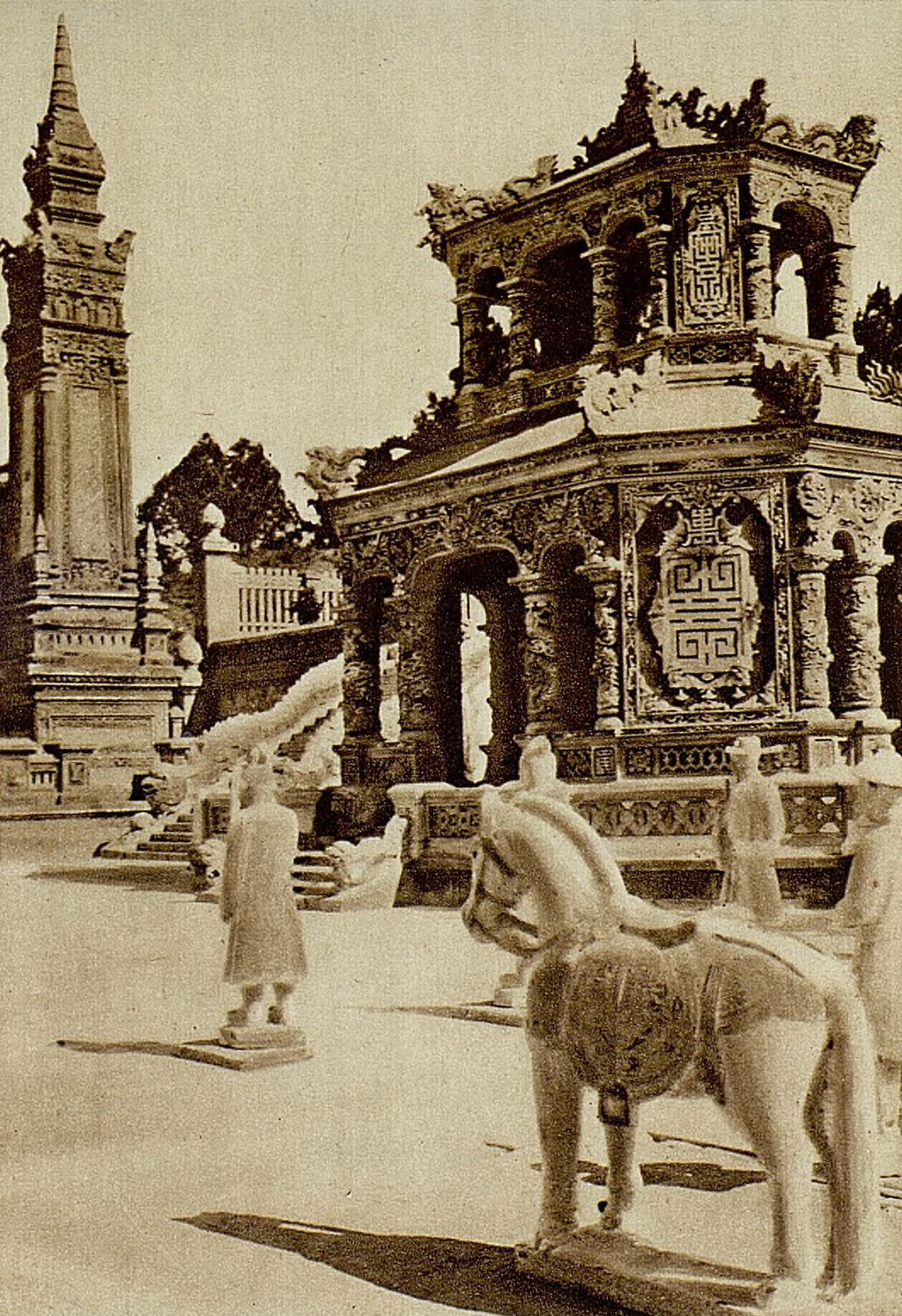 Khu vực nhà bia của lăng Khải Định. Ảnh: Gallica.bnf.fr.