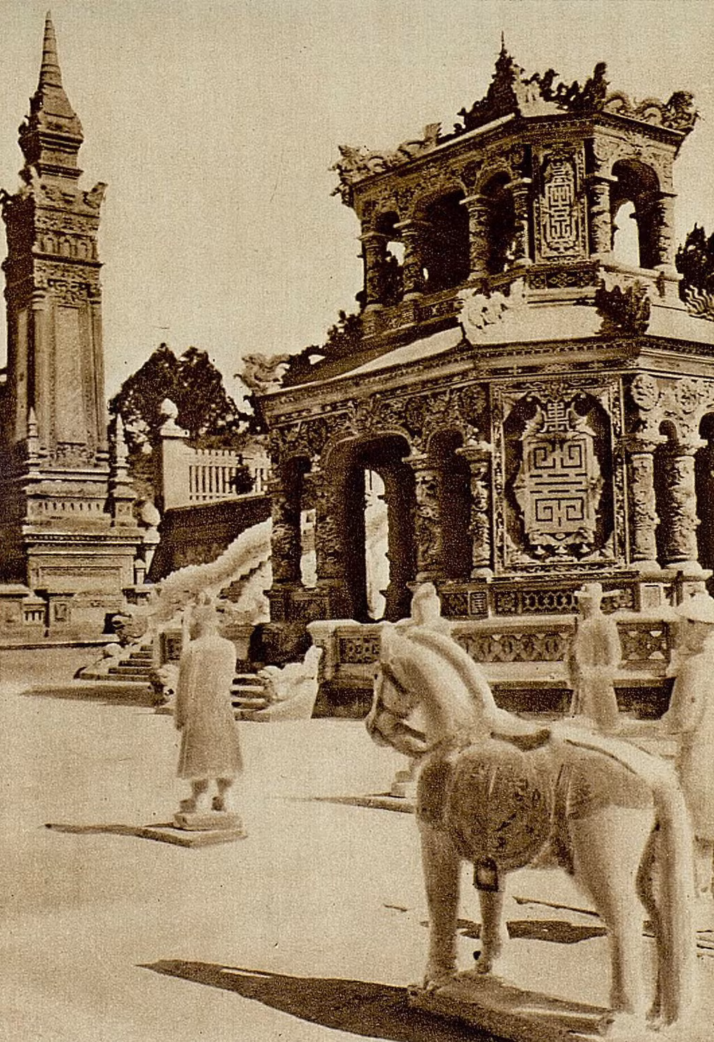 Khu vực nhà bia của lăng Khải Định. Ảnh: Gallica.bnf.fr.