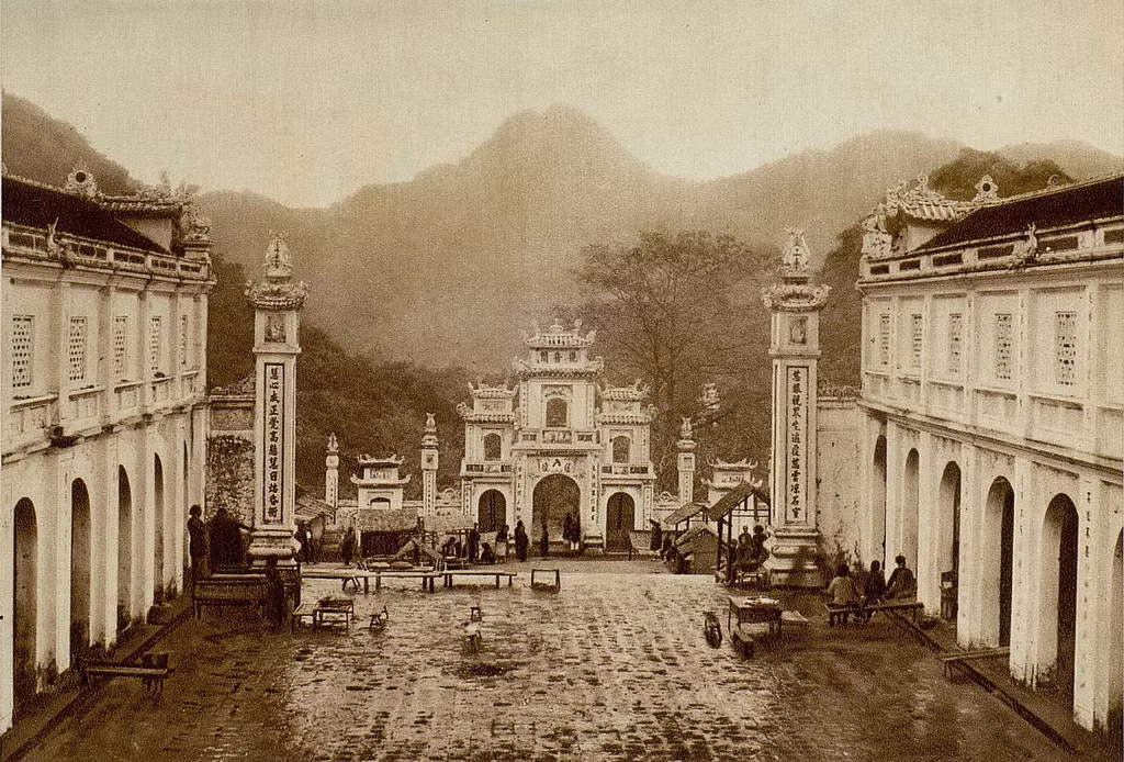 Sân trước của chùa Thiên Trù, danh thắng Hương Sơn, Hà Tây. Ảnh: Gallica.bnf.fr.