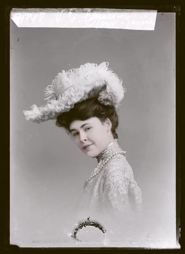 Vẻ đài các của phụ nữ quý tộc phương Tây xưa. Ảnh: Rob van den Berg.