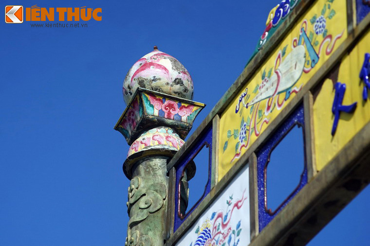 Đầu trụ búp sen làm bằng pháp lam ở cổng đồng cầu Trung Đạo.