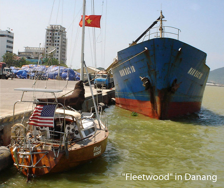 Một chiếc ca nô gắn cờ Mỹ neo đậu ở cảng Sông Hàn, Đà Nẵng năm 2010. Đây là một hình ảnh minh chứng cho sự bình thường hóa quan hệ Việt - Mỹ, theo cảm nhận của cựu binh Mỹ Jack van Ommen. Ảnh: Cometosea.us.