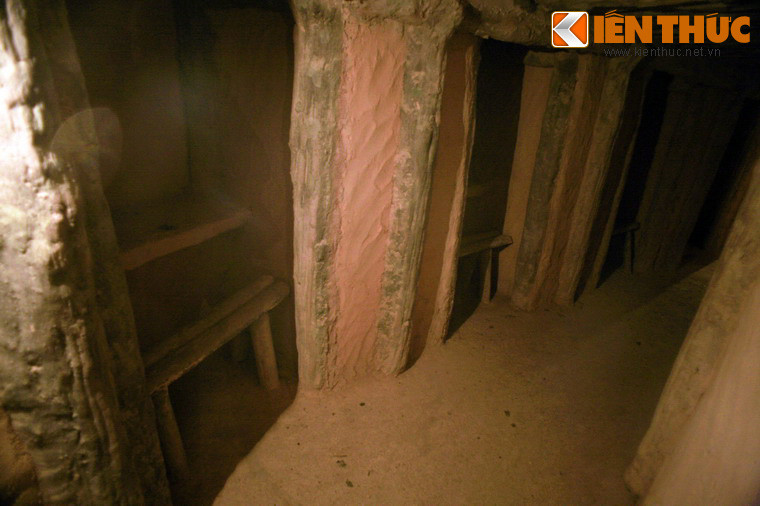 Dọc theo đường hầm có 5 hốc máy thông tin liên lạc. Mỗi hốc có giá đặt máy và ghế ngồi cho các chiến sĩ thao tác.